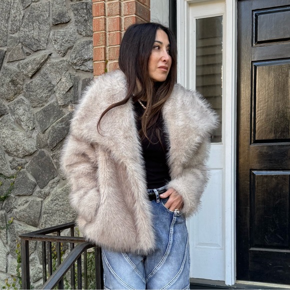✨LAST ONE✨Fabulous Faux Fur Coat - Picture 3 of 7